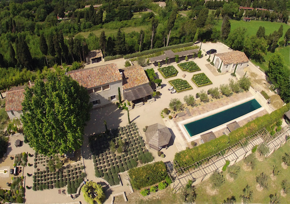 Vue aérienne sur un Mas Provençale - Prestation pour agences immobilières.